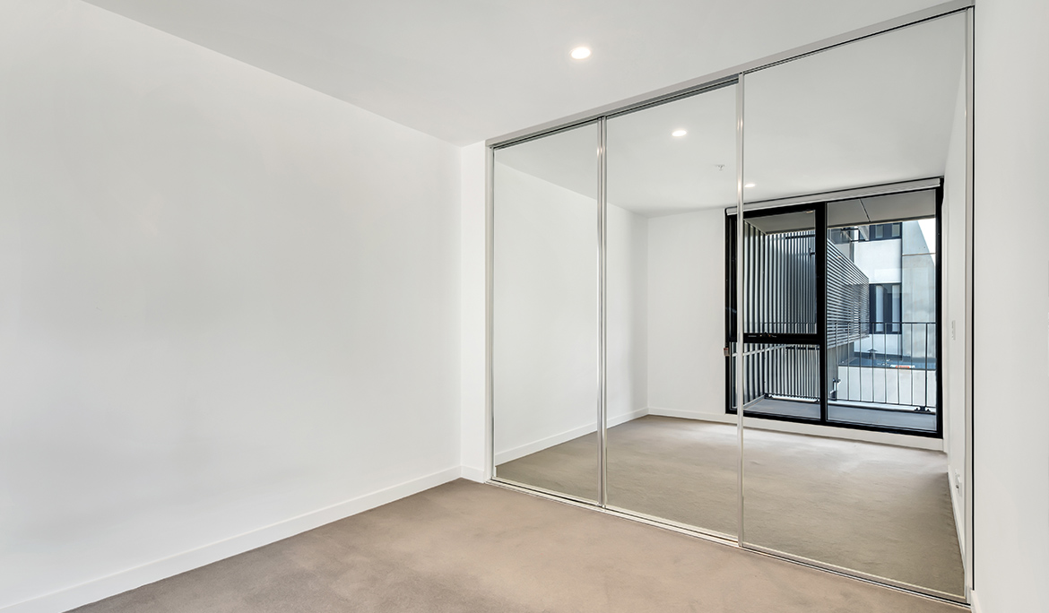 Frameless Glass Partition